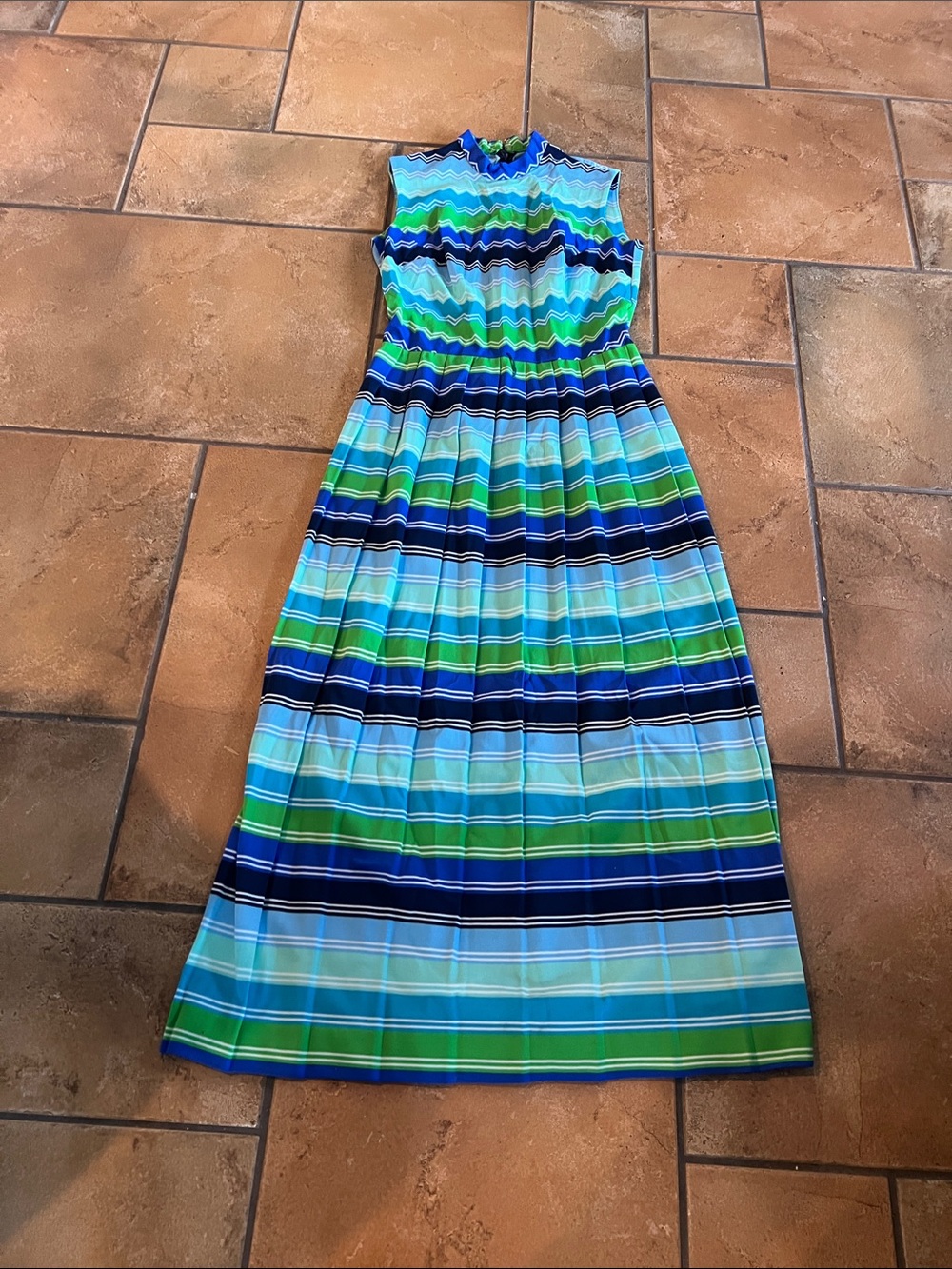 VINTAGE 1970’s GREAT SHAPE STRIPED DRESS